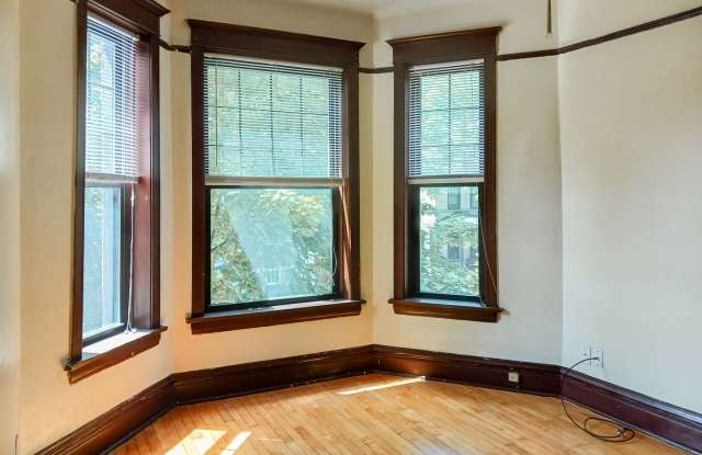 3637-39 N Paulina Gallery 2