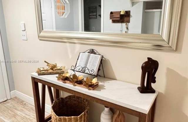 568 N University Dr photos photos