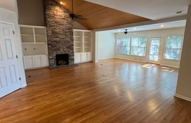 Spacious Modern 3 Bedroom Townhome - Move In Ready Gallery 4