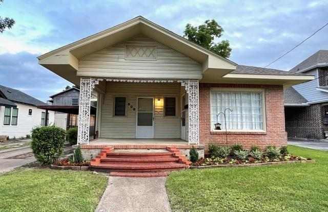 608 W 8th - 608 West 8th Street, Dallas, TX 75208