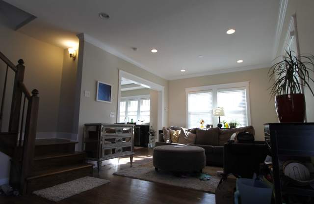 Amazing is an understatement for this 5-star Kitchen! Famous Warren Buffet Neighborhood Gallery 4