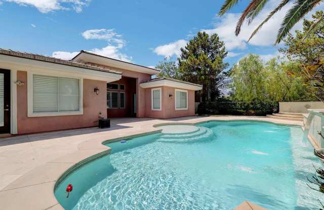 Stunning Single-Story Home with Pool and Spa in Guard-Gated Summerlin Gallery 4