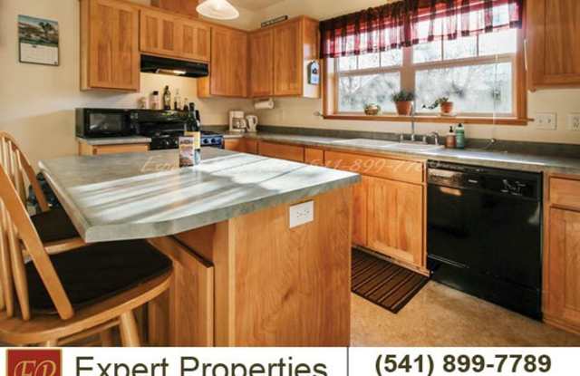 20 Logan Way - 20 Logan Way, Talent, OR 97540