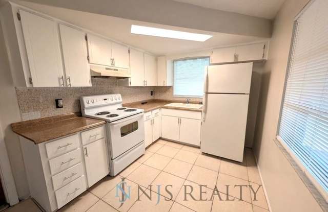 3/2, All tile floors, Large open floorplan!! Gallery 1
