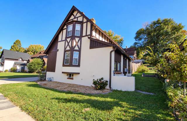Beautifully Remodeled 3-Bedroom Tudor in Downtown Kingsport! Gallery 3
