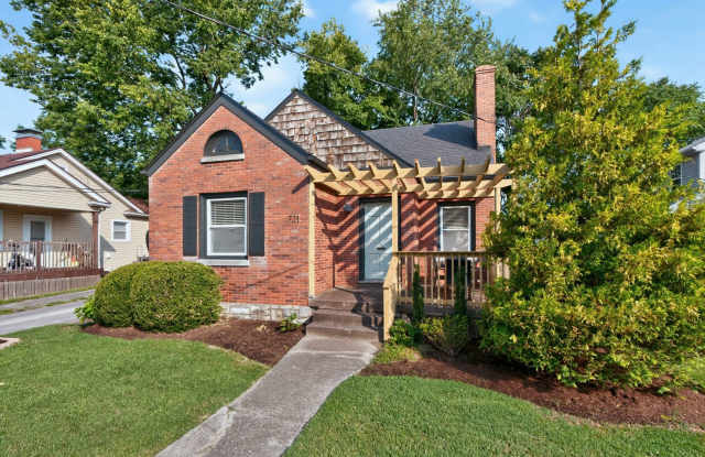 Adorable 3 bedroom downtown bungalow Gallery 3