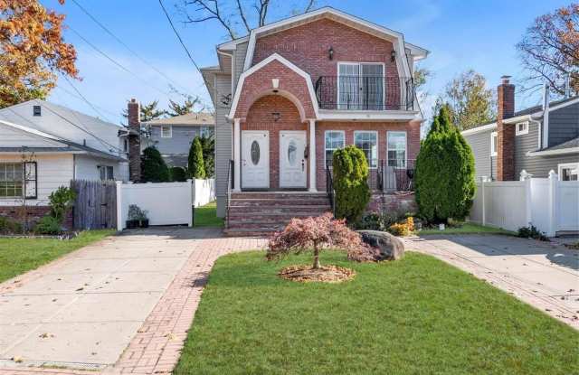 38b Sintsink Drive W - 38 Sintsink Drive West, Manorhaven, NY 11050