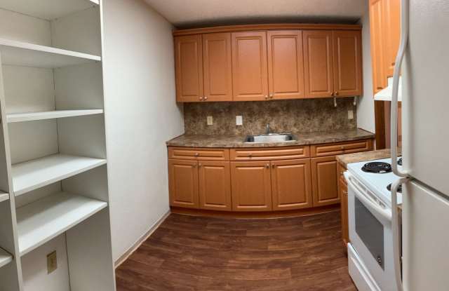 Great Location Spacious 2/1 ! Up to $2,000 Move‑In Promotion + Utility Connection Fee Waived - 10025 South Nob Hill Circle, Tamarac, FL 33321