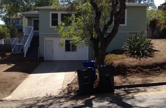 Beautiful 2bd/1ba Upstairs Duplex with a Huge Yard! Fixed Rate Utilities per person! Sorry NO PETS!! photos photos