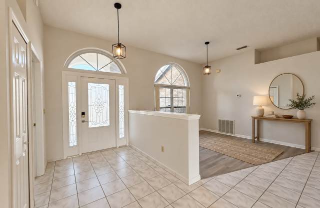 Don't Miss our Fall Special! Renovated and Spacious 4-bedroom, 2-bathroom Home in the Heart of Orlando! Gallery 4