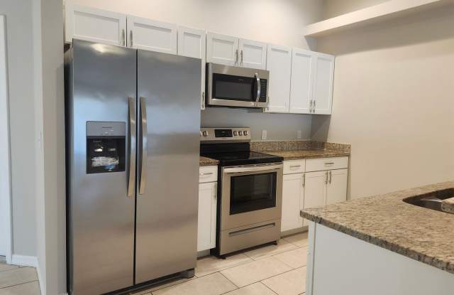Beautiful 3 Bedroom 2 Bath Duplex with a garage and Laundry hook up Gallery 4