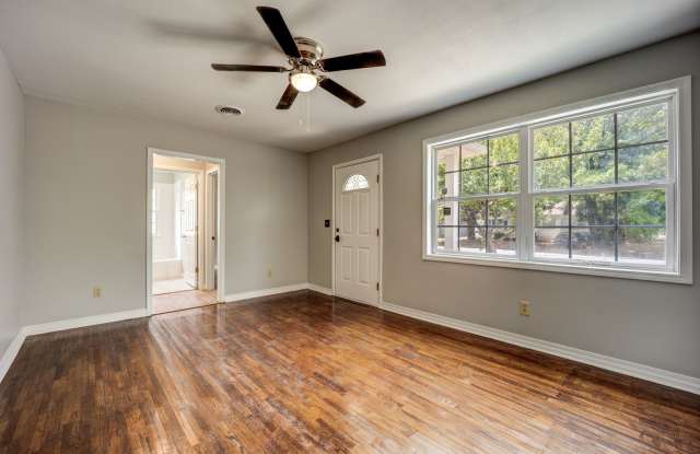 FREE MONTH RENT! Freshly Updated 3 Bedroom House Gallery 3