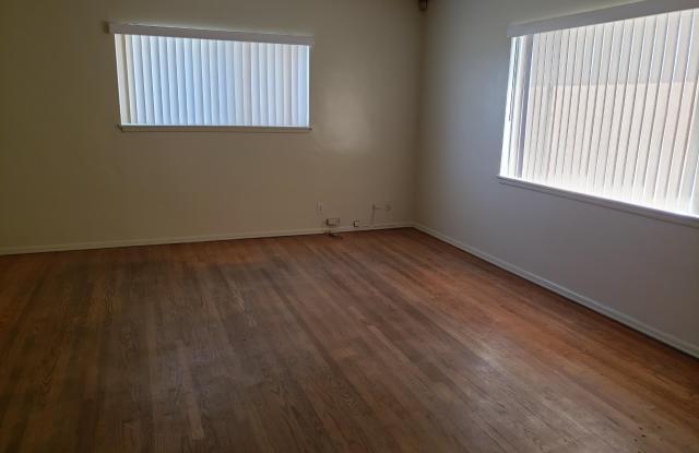 8342 Pine Ave Gallery 4
