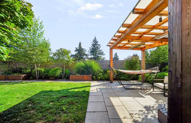 Midcentury Home In Hawthorne Hills-Quiet Neighborhood with Scenic views Minutes from UW photos photos