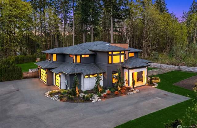 Contemporary Luxury Meets Exceptional Privacy in Woodinville Gallery 1
