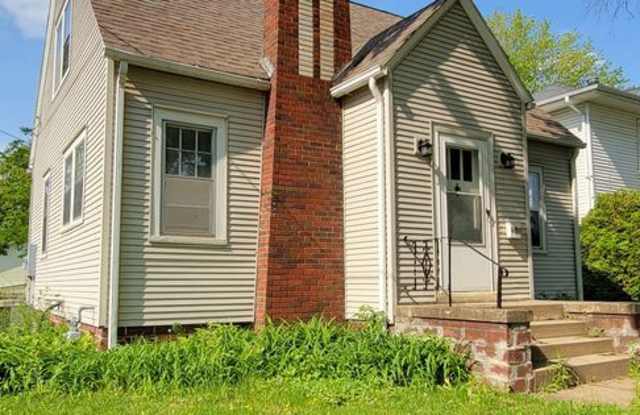 611 W Seerley - 611 West Seerley Boulevard, Cedar Falls, IA 50613