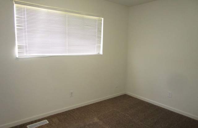 MOVE IN SPECIAL !!! Parkway Gardens Condos Gallery 3