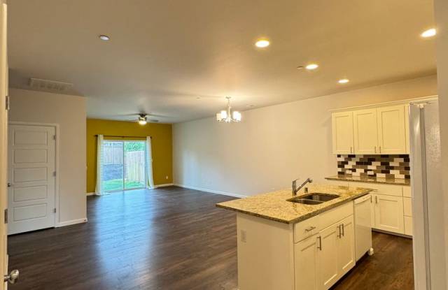 Spacious Condo - Large Garage and Private Patio Gallery 1