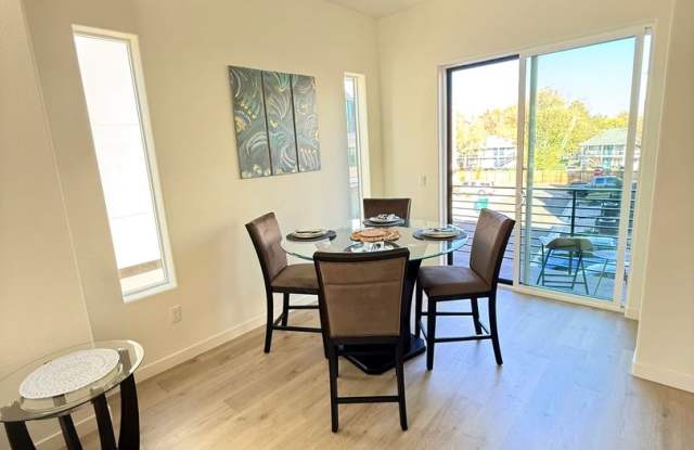 Elegant Riverside Escape — New Townhome Steps from the Truckee River Gallery 4