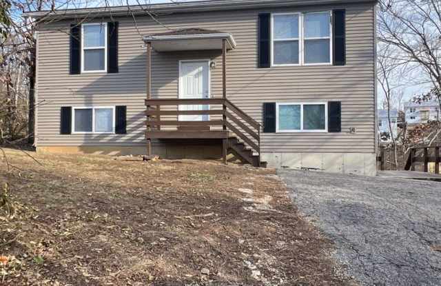 4 beds 1.5 baths home close to I-44 - 602 Bristol Court, Villa Ridge, MO 63089