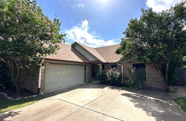 Charming Garden-Style 3 Bedrooms 2 Bathroom Single Family Home for Rent in South Austin, Cul-de-Sac lot Gallery 3
