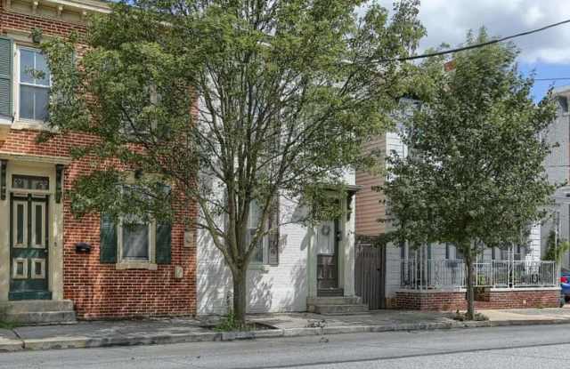 Fully Furnished beautifully updated home Gallery 3