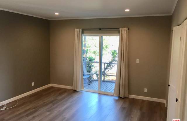 6917 DE LONGPRE Avenue Gallery 2