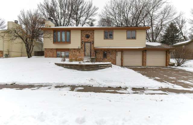 Spacious 5-Bedroom Split-Level in Southwest Sioux Falls with 4-Season Room & Fenced Yard! photos photos