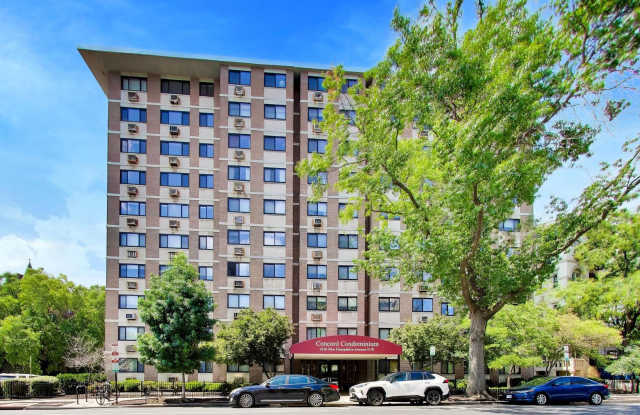 Amazing Location - 1Bed/1Bath Condo - Assigned Parking Gallery 1