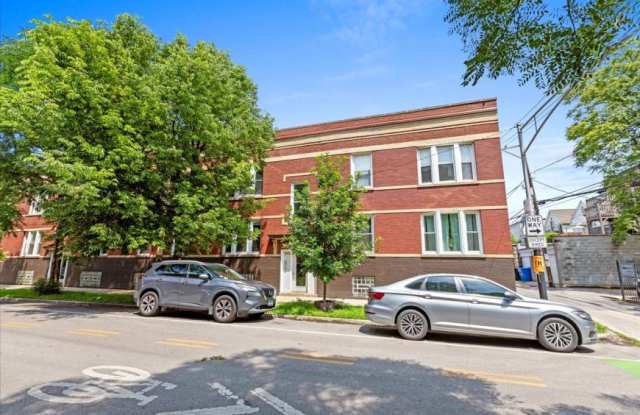 2572 W Lyndale photos photos