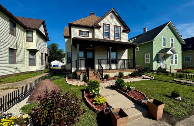 Huge 4 Bed, 1.5 Bath Home with 2-Car Garage & Beautiful Outdoor Space Gallery 1