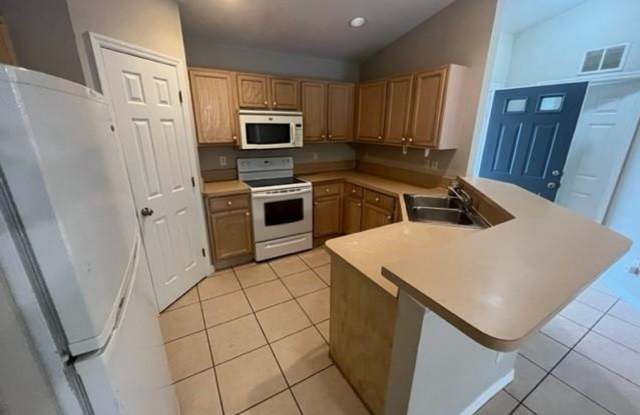 3/2 Duplex with 1 Car Garage Gallery 2