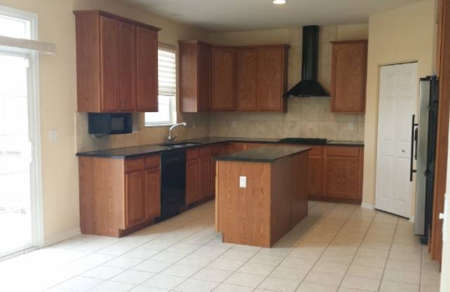 Four Bedroom Home in Walnut Trails Gallery 4
