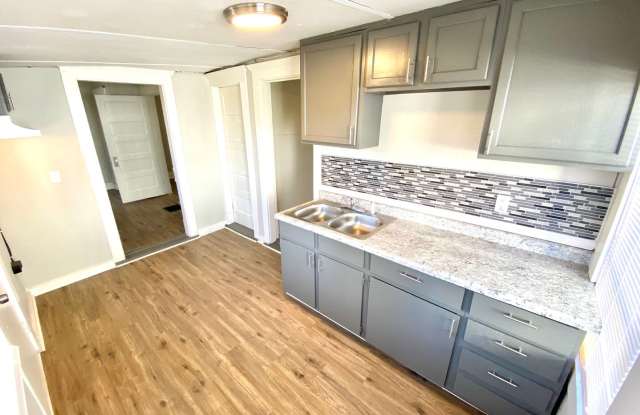 Grove Place **$75 Gift Card Move-in Special** **Updated rent!** - 1315 Grove Street, Middletown, OH 45044