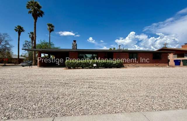 3 bed, 2 Bath Beauty Close to UA! Gallery 1