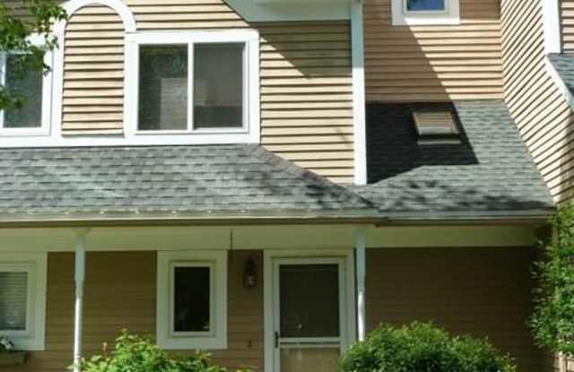 Spacious Portland 3BD/1.5BA Townhouse w/Deck - 16 Hillcrest West, Portland, ME 04103