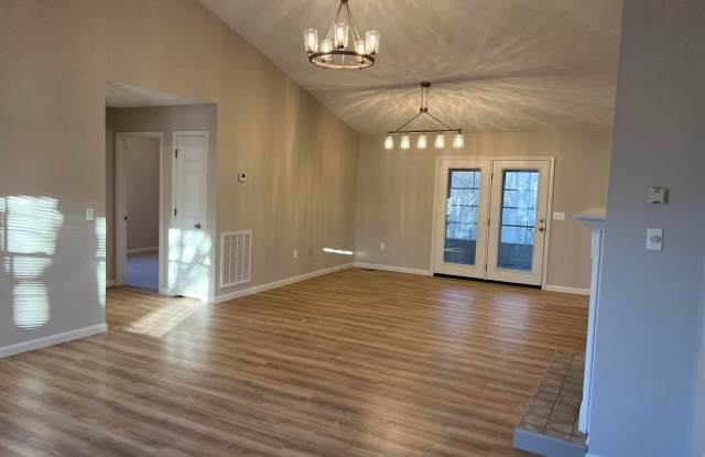 IN TOWN Convenience * available for a 12 month lease* Gallery 4