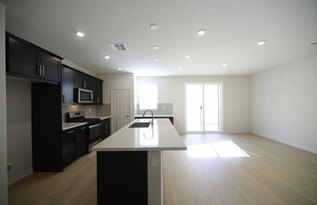 Stunning 4BR House in Menifee Gallery 3