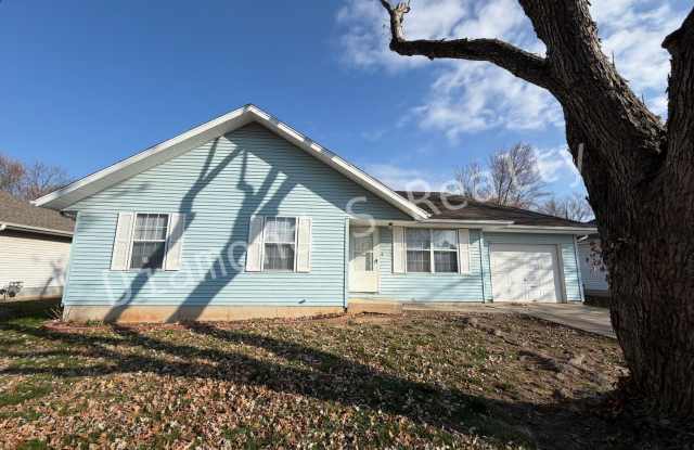 Charming and Clean 3 Bedroom House Available - South Springfield - 5770 South Pinehurst Avenue, Greene County, MO 65810