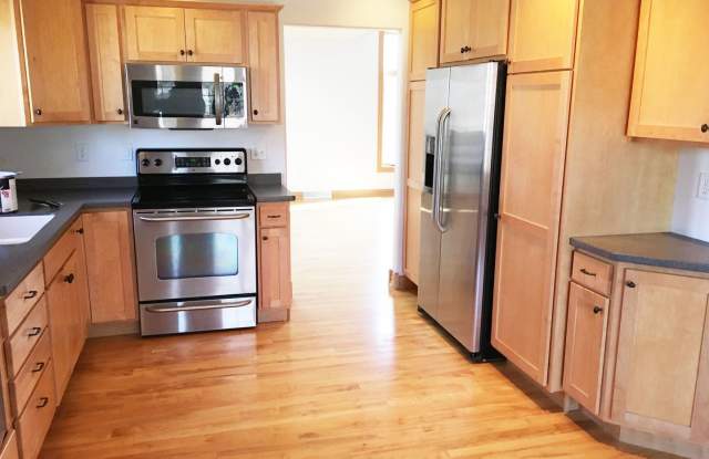 Executive 3-Bedroom (plus bonus room) 3 1/2 Bath Home Near Aspirus Wausau Hospital Gallery 3