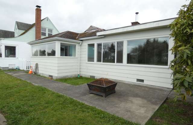 428 E Front - Central Water View Home Gallery 1