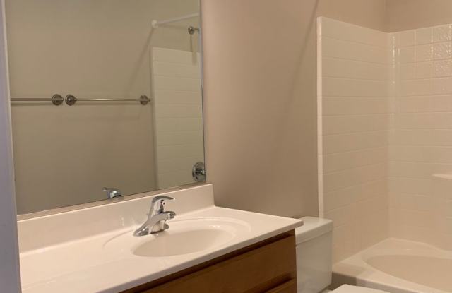 2 Bedroom 2 Bath Townhouse Gallery 4