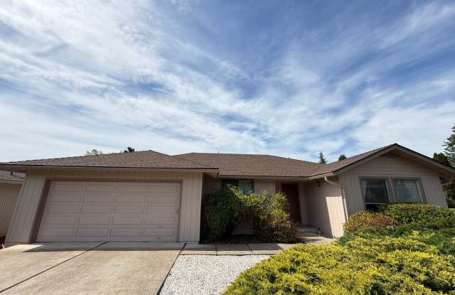 Charming 3 bed 2 bath home in SE Medford! photos photos