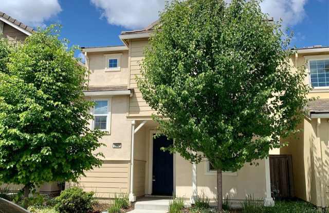 Two Story Home in Natomas, 3 bd/2.5ba, 2 car garage, stainless appliances, close to FWY and shopping photos photos