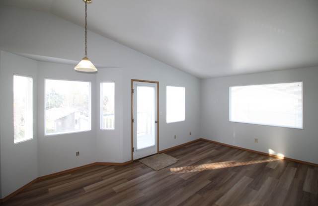 2 Bed 2 Bath Condo - WSG Included - Near Downtown - NAS Whidbey Gallery 3