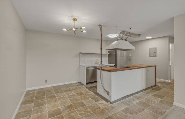 Updated 1-Bedroom Condo w/ Custom Kitchen, Built-In Office & Pool Gallery 4