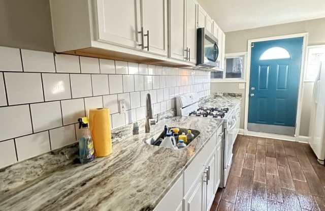 Spacious 4BR Rowhome Near Ellwood Park, Washer/Dryer Included photos photos