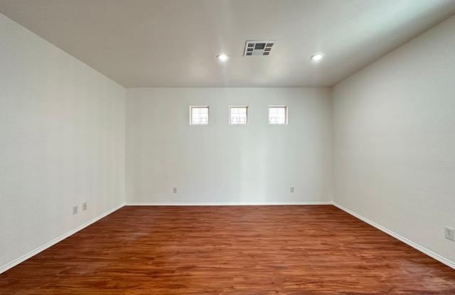 Single Family Home 3 Beds, 2.5 bath, 1 car garage Gallery 4