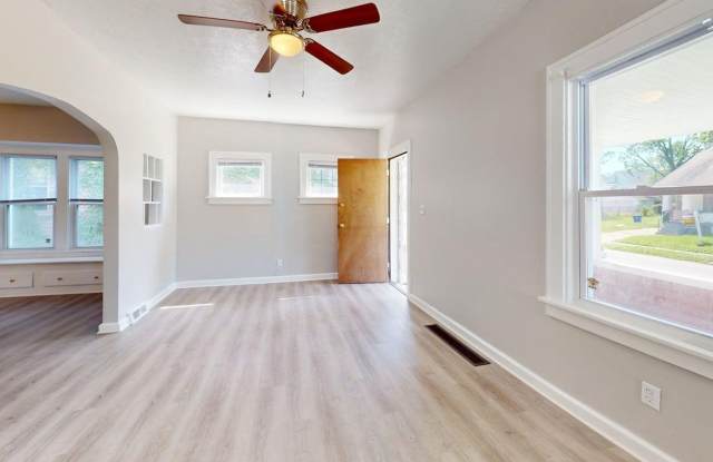 Cozy & Updated 2 Bedroom Home in Cleveland, OH photos photos