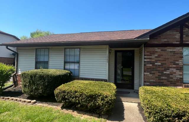Two bedroom, one and a half bath duplex located near WKU - 1945 Sandra Street, Bowling Green, KY 42101